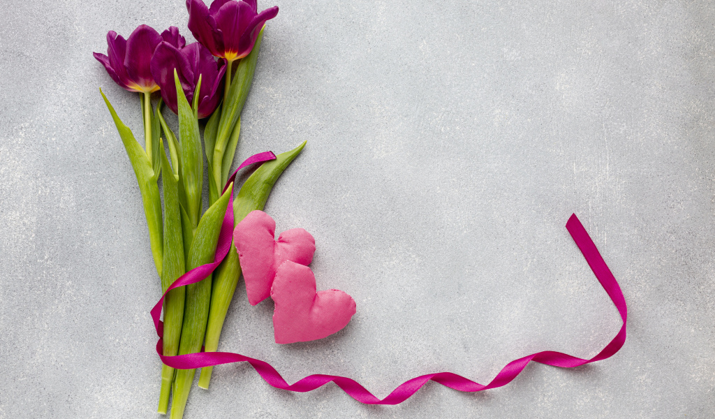 Три тюльпана, сердечко и лента на сером фоне