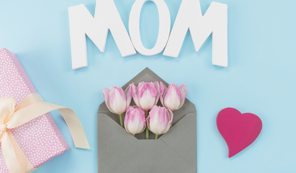 Тюльпаны в конверте на голубом фоне для мамы