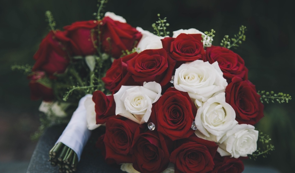 Два букета с красными и белыми розами с бриллиантами