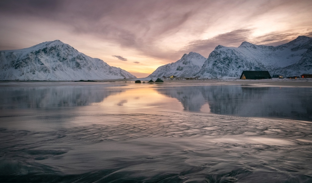 Красивый вид на горы на рассвете, Лофотенские острова