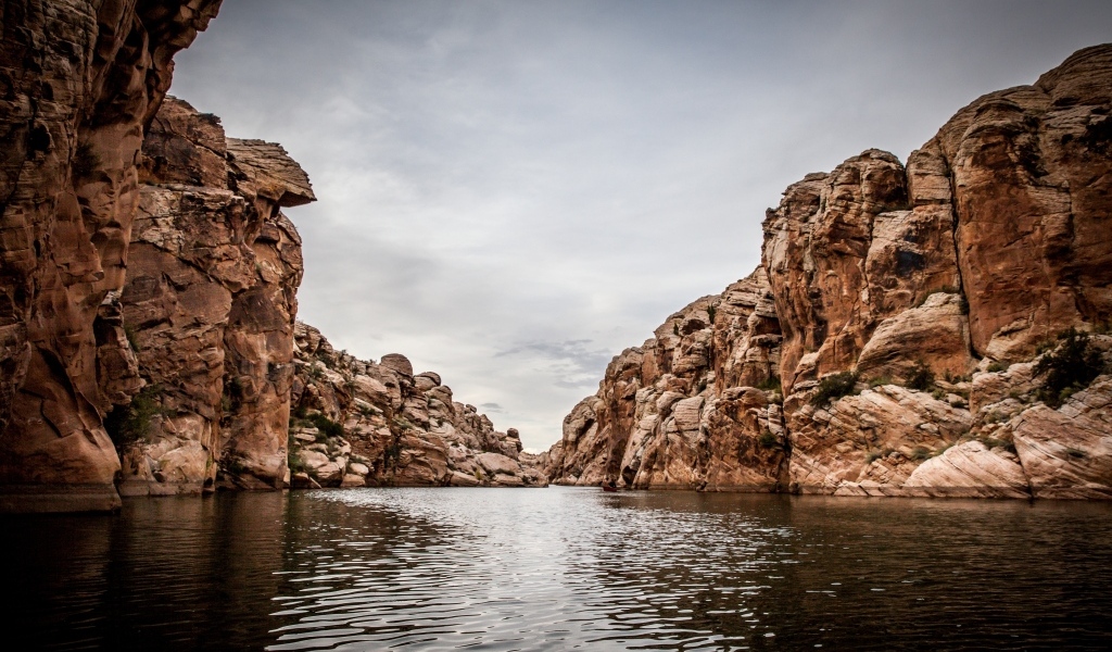 Скалы отражаются в воде реки