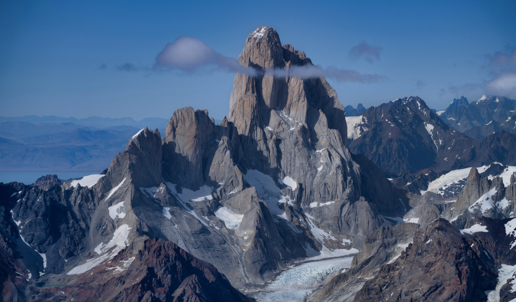 Острая горная вершина Фицрой под голубым небом, Аргентина