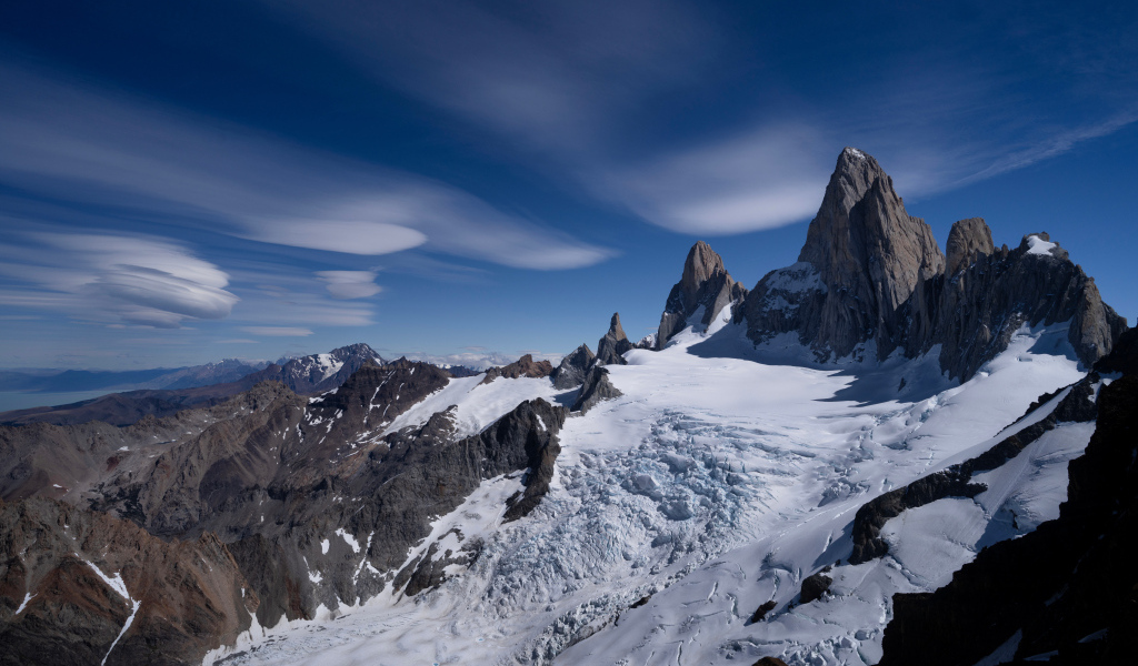 Снег на горной вершине Фицрой под голубым небом, Аргентина