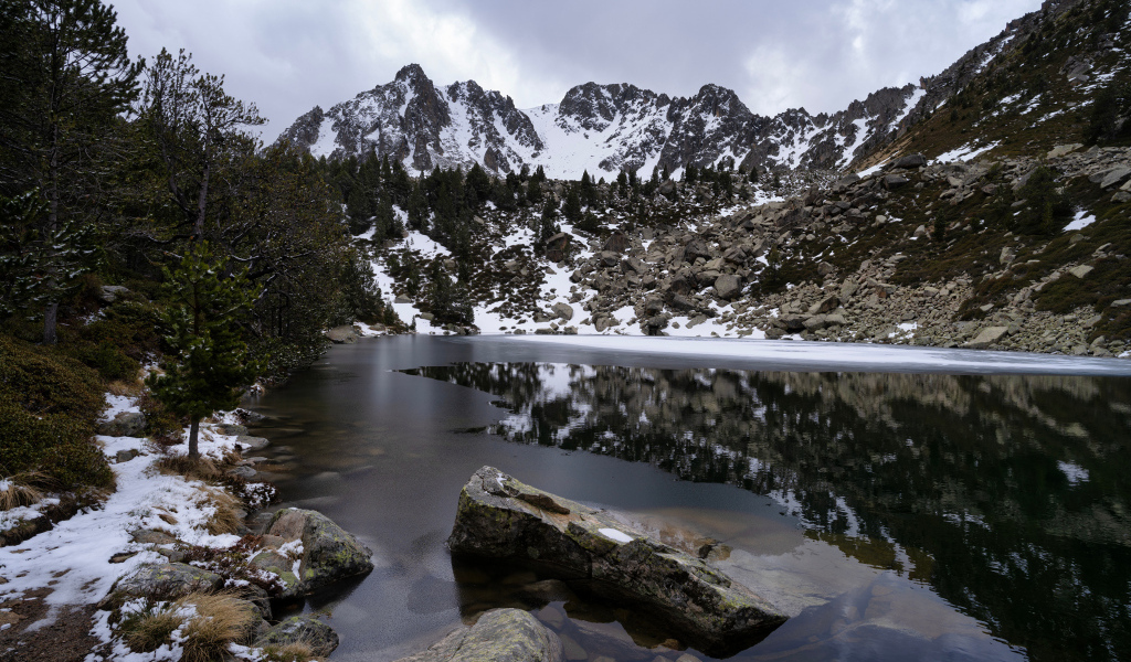 Заснеженные горы у холодной реки, Андорра