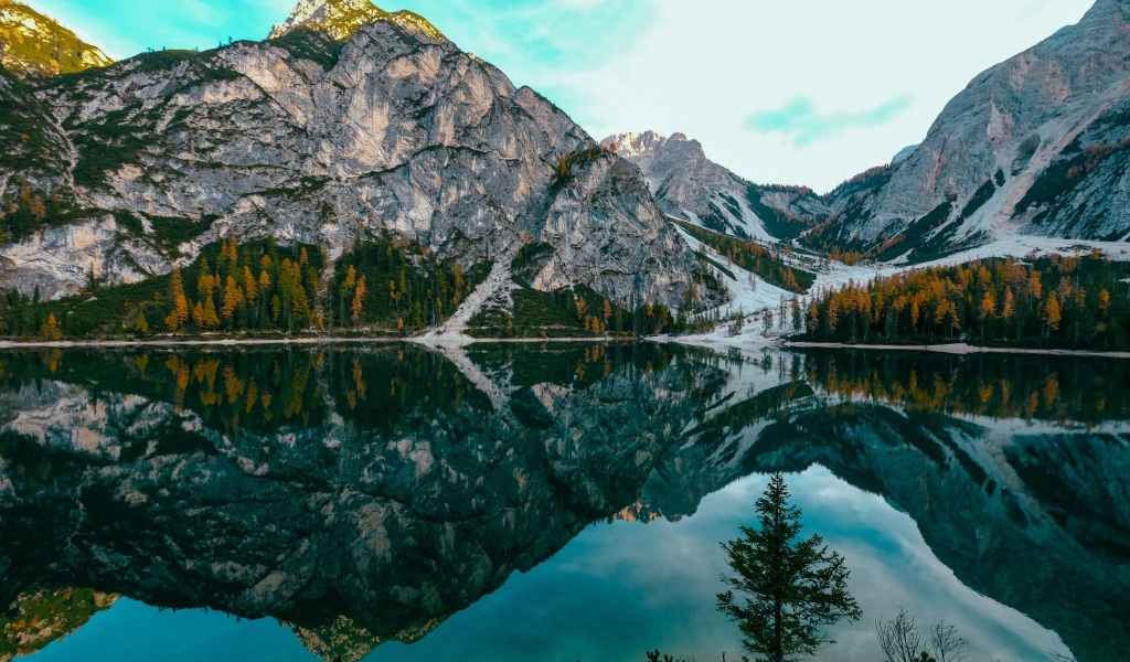 Каменные горы отражаются в глади озера