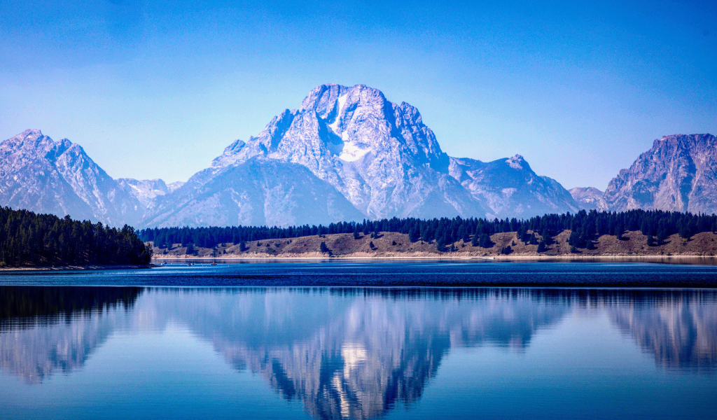 Вид на горную вершину у озера 