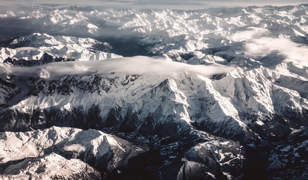 Вид на покрытые белым снегом горы