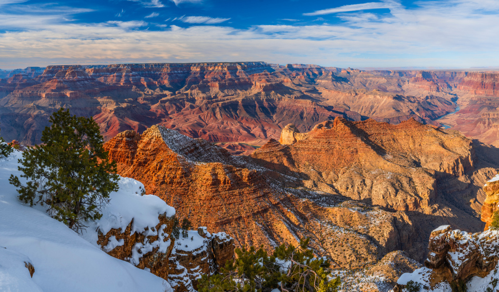 Вид на скалы Гранд-Каньон парка в лучах солнца
