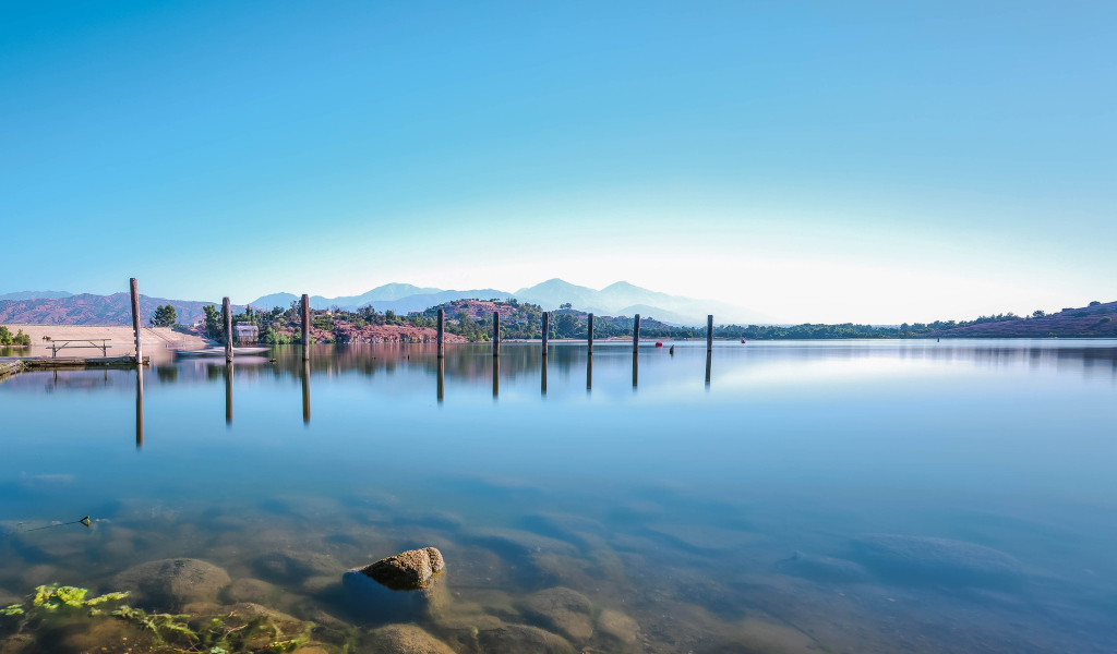 Голубое небо над тихим озером летом