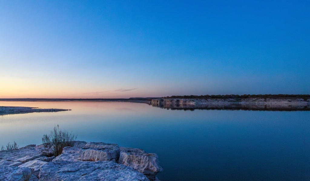 Голубое небо над водой на рассвете