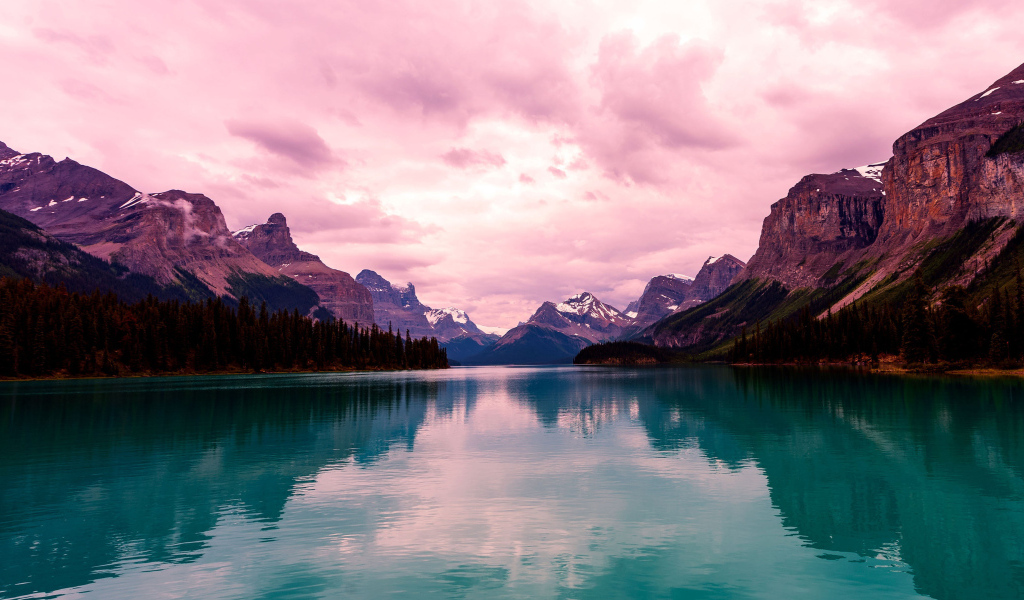 Голубая вода в озере в горах 