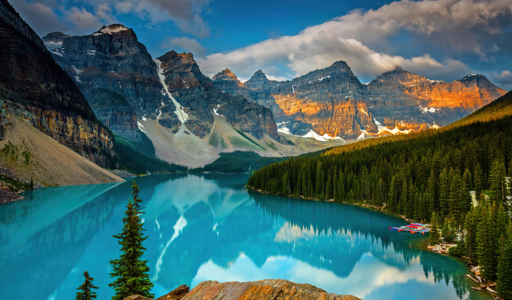 Голубая вода в реке озера на фоне высоких скал 