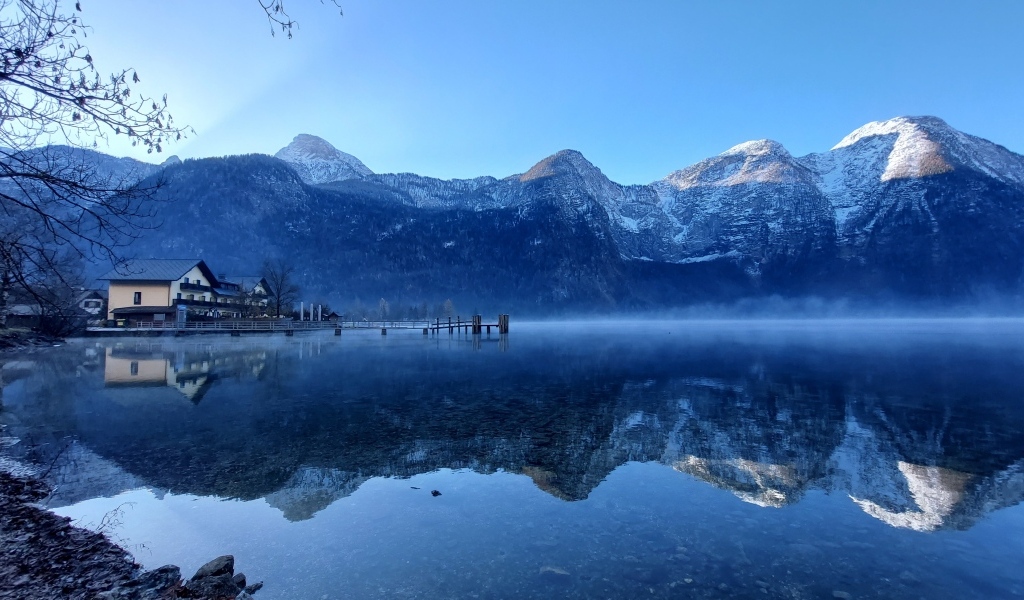 Дом у озера в горах на рассвете