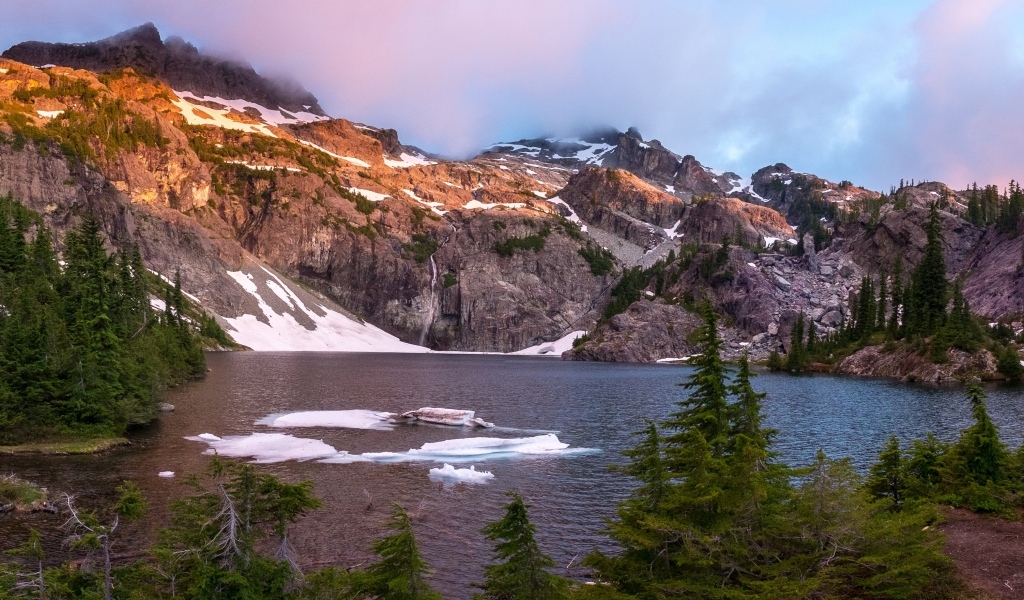 Лед в воде горного озера весной