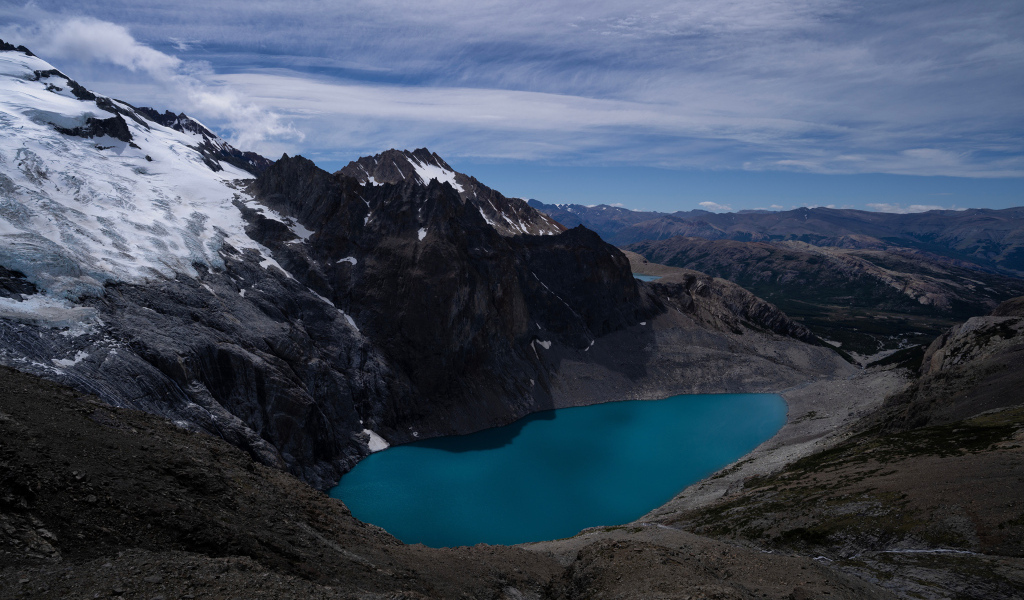 Вид на голубое горное озеро, Патагония. Аргентина