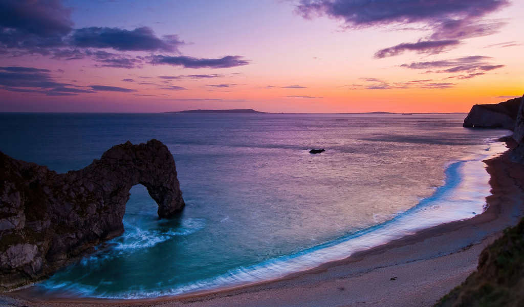 Красивый вид на берегу моря и арку в скале под красивым небом 