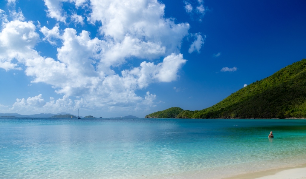 Большое белое облако над голубым океаном