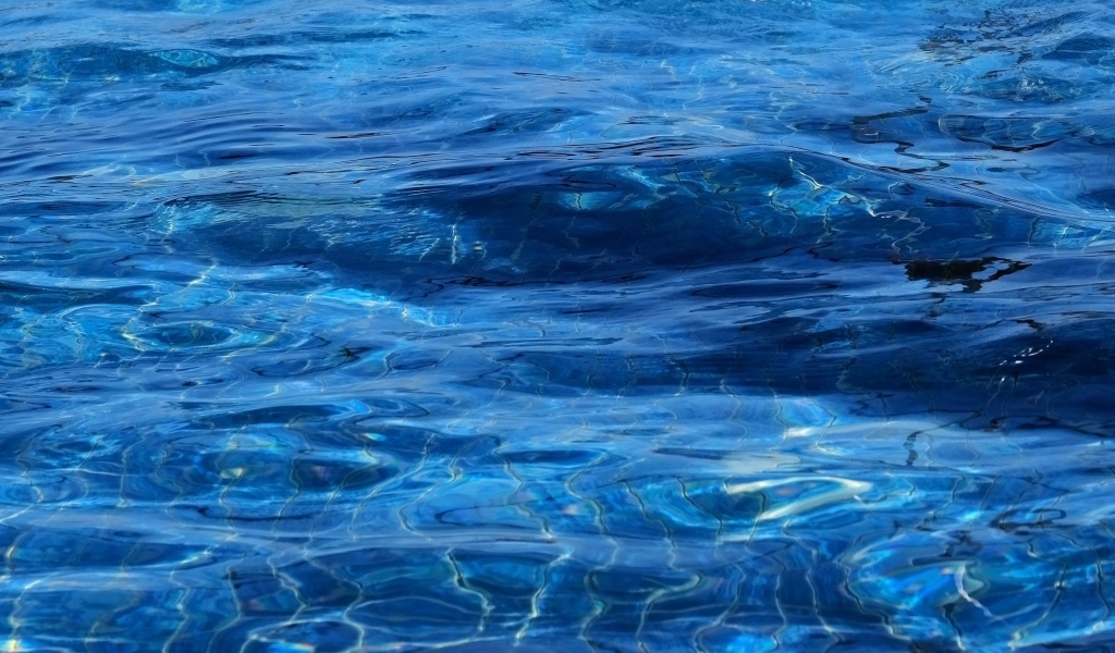 Синяя спокойная вода океана