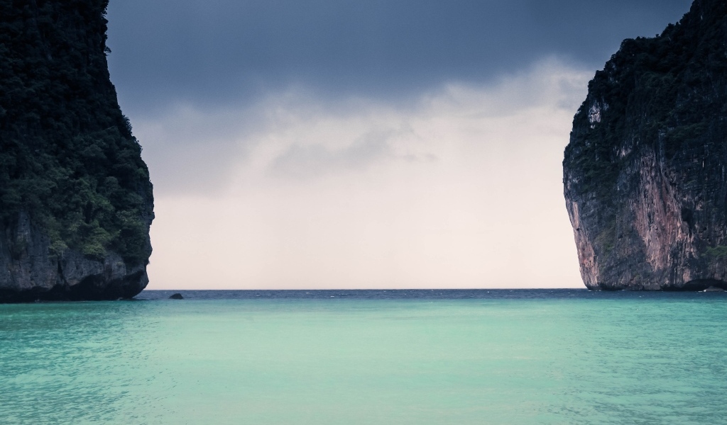 Голубая вода залива между скал