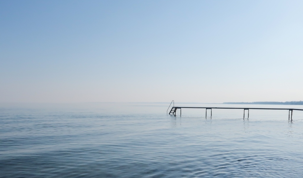 Мост в море в тумане