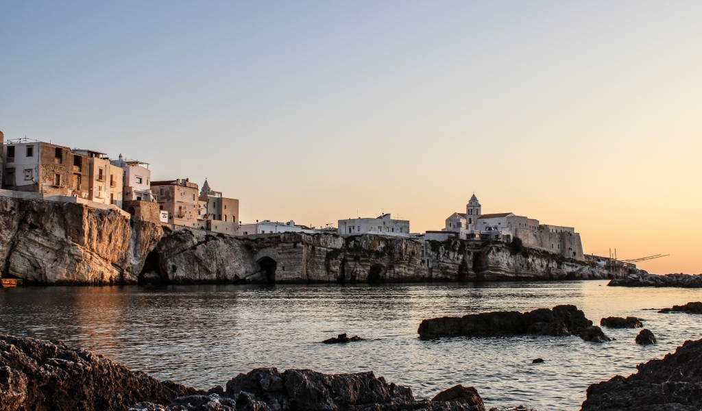 Город на скале у моря 