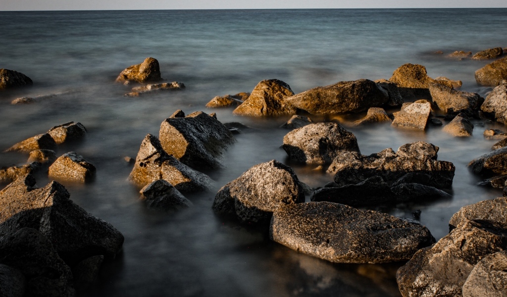 Большие камни в море на берегу