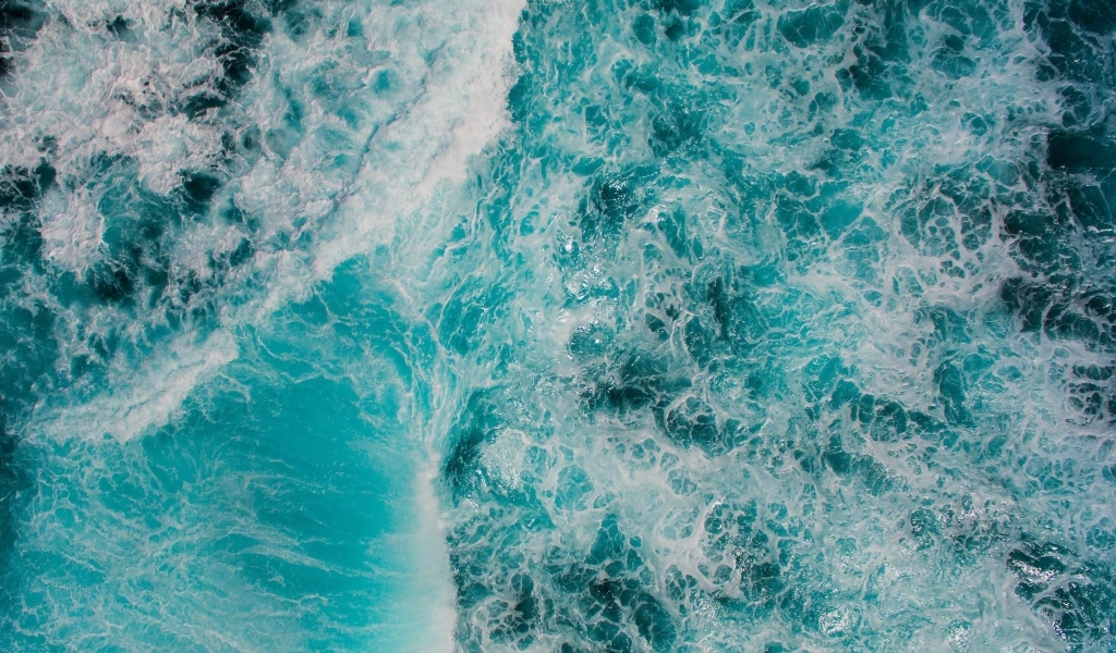 Бушующая голубая вода океана вид сверху