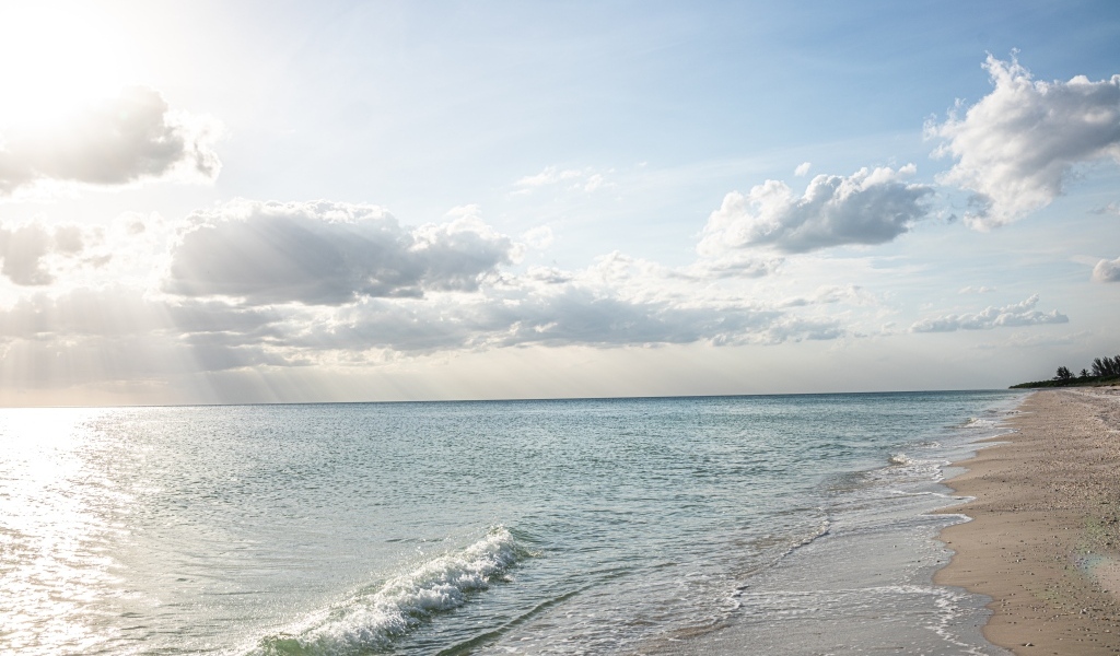 Белые облака над спокойным морем летом