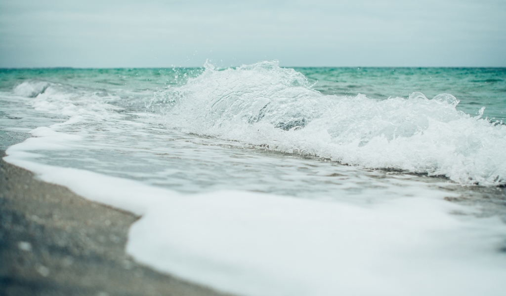 Белые волны в океане с зеленой водой