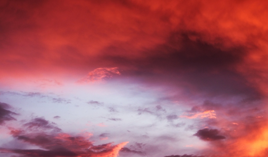 Красивые розовые облака в небе 