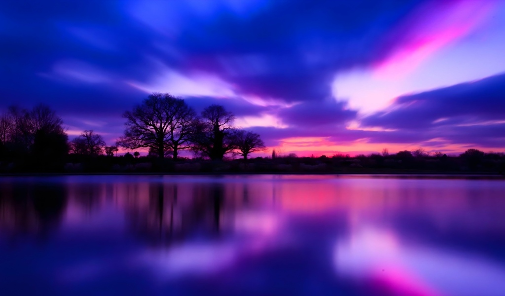 Красивый фиолетовый закат над озером