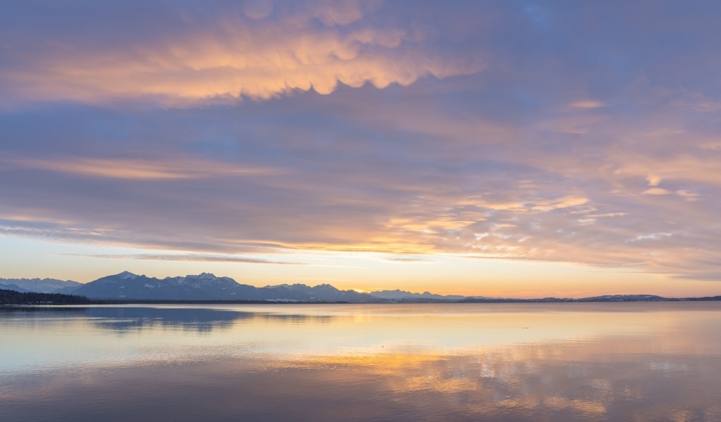 Красивый рассвет над озером в небе летом