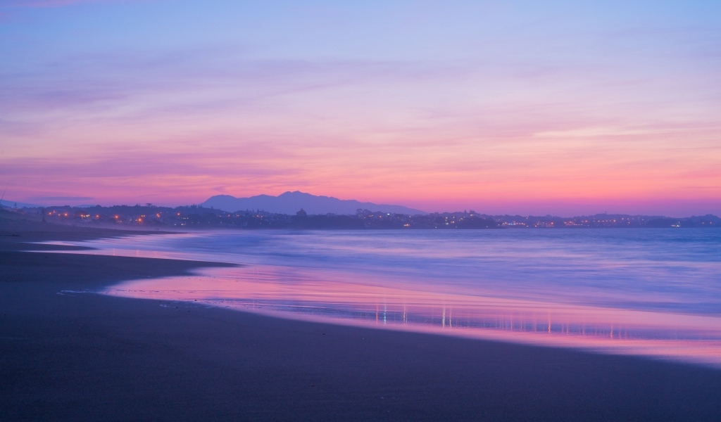 Сиреневый закат над морем в сумерках