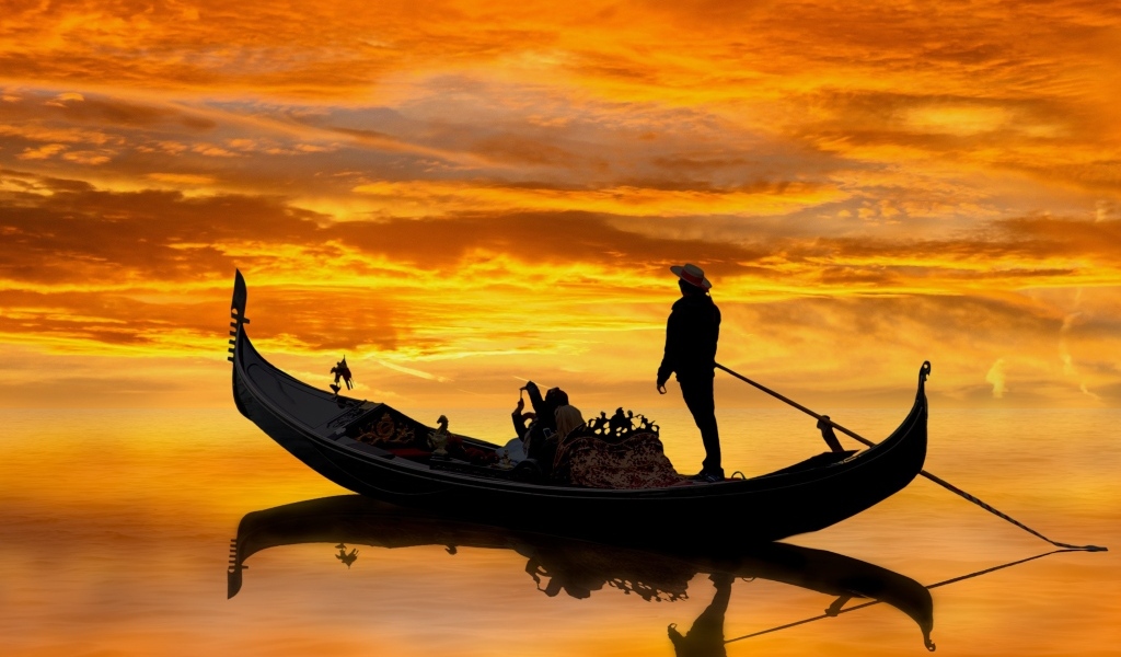 Мужчина на гондоле на закате