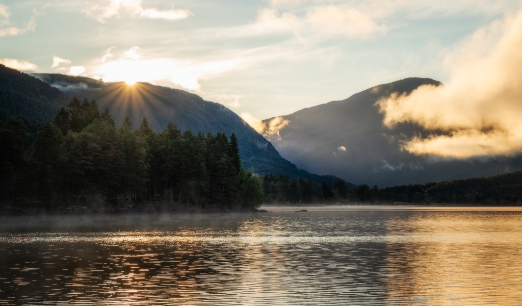 Горы и спокойное озеро на закате солнца