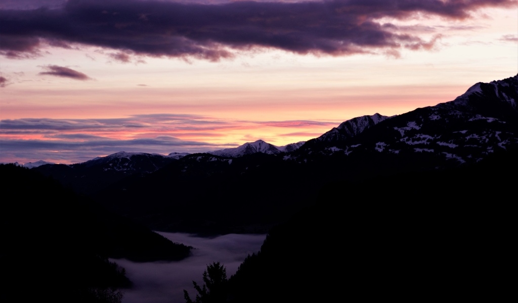 Розовый закат над покрытыми снегом горами