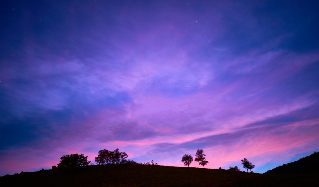 Фиолетовый закат в небе в сумерках 