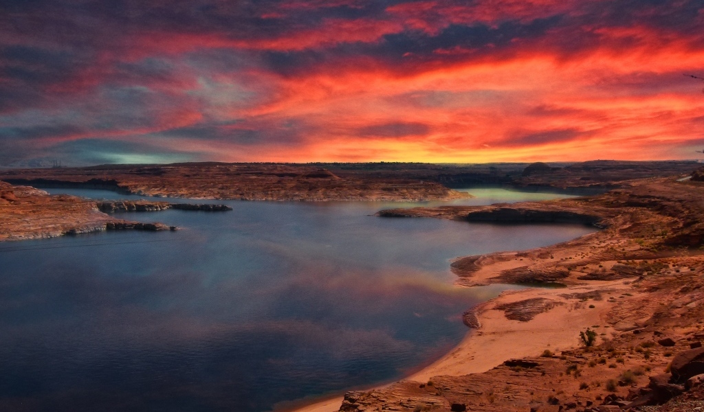 Красный закат в небе над рекой