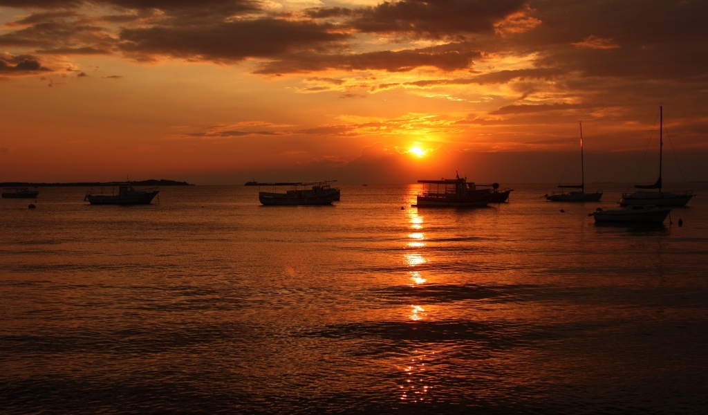 Корабли у причала в море на закате летом