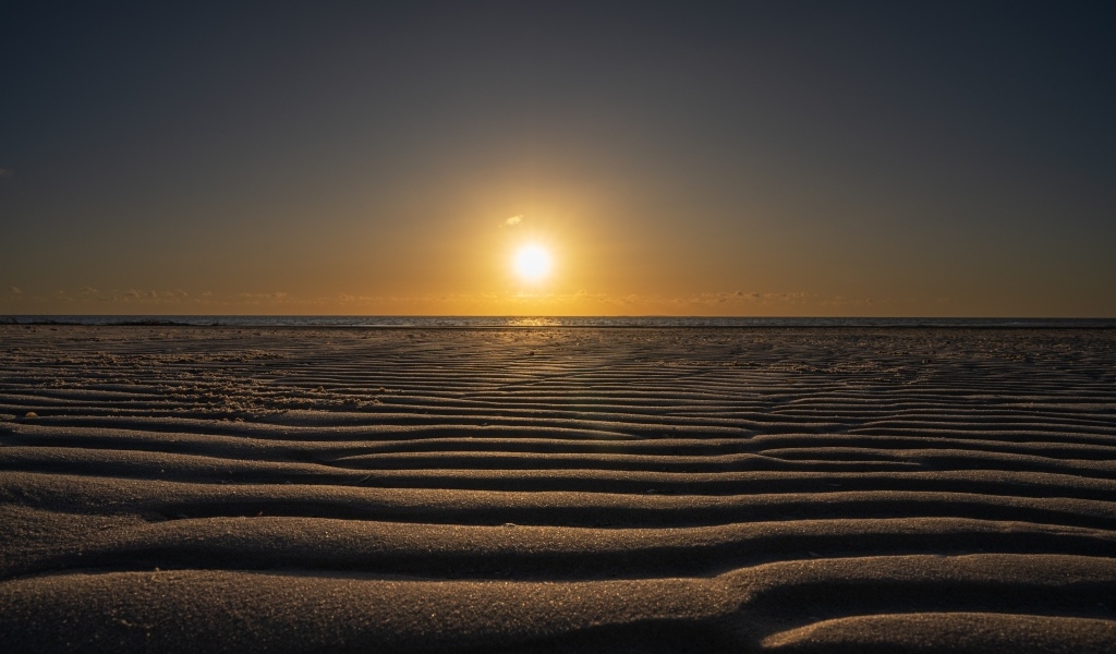 Рассвет солнца над пустыней