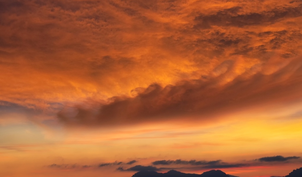 Густые облака оранжевого цвета на закате