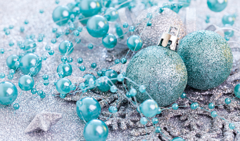 Красивые блестящие елочные шарики с бусами