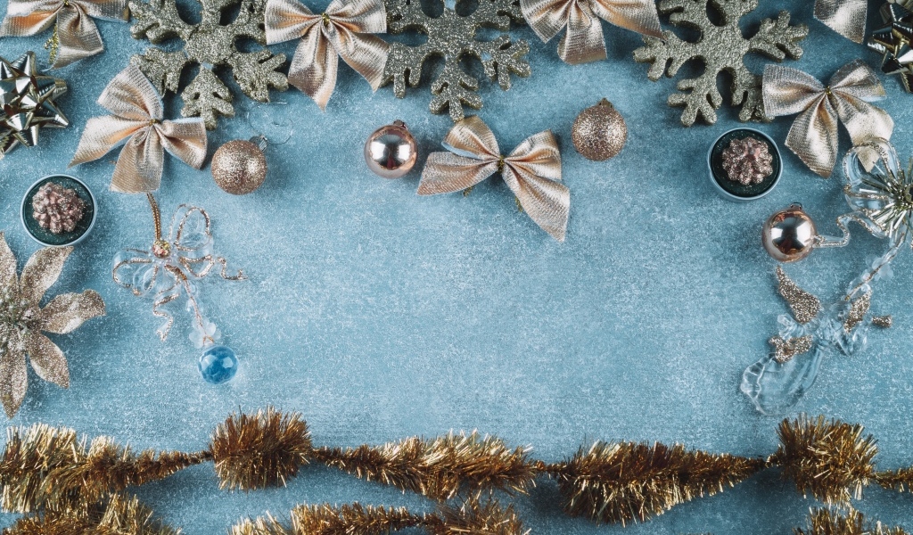 Бантики и мишура на голубом фоне для новогодней открытки