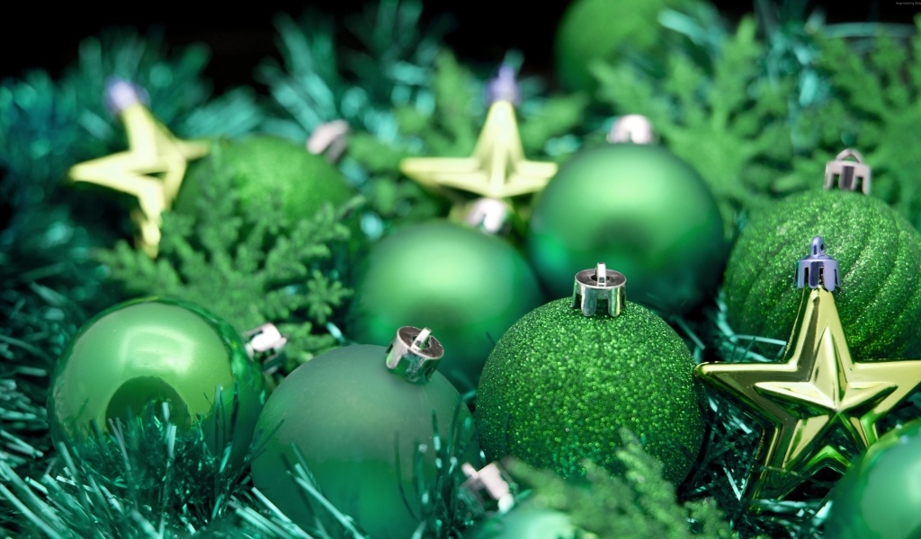 Зеленые елочные игрушки крупным планом