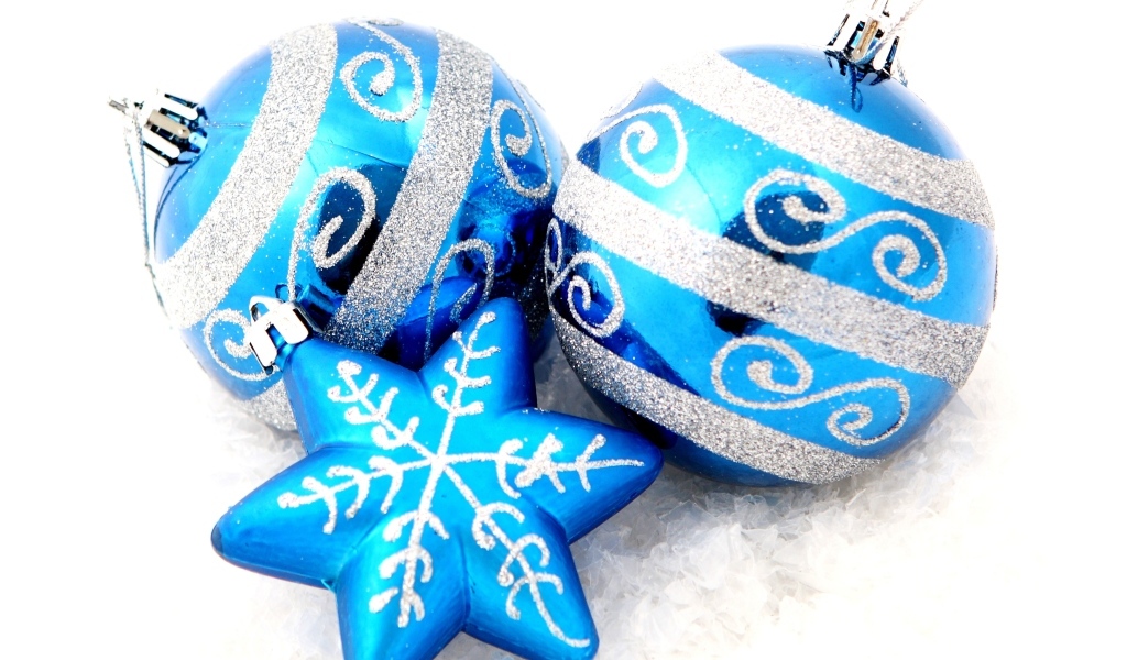 Два синих шарика и снежинка на белом фоне на новый год 2025