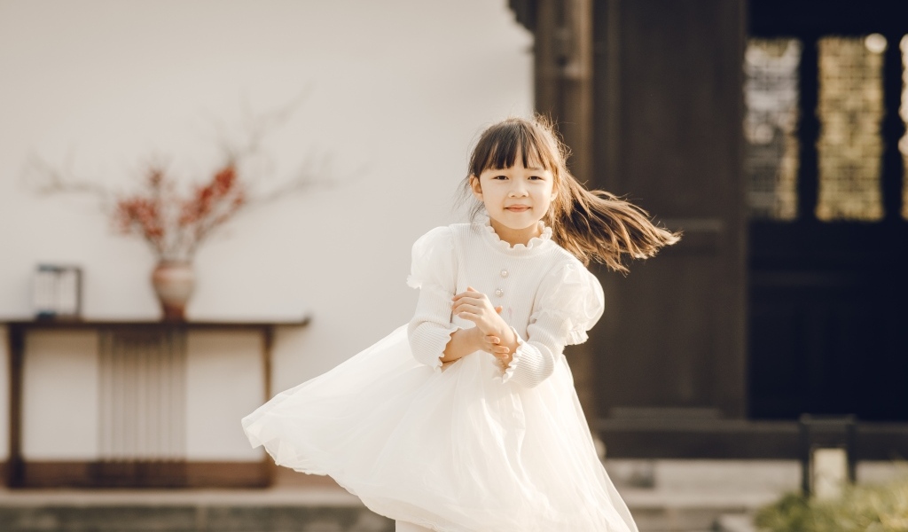 Девочка азиатка в красивом белом платье