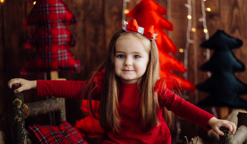 Красивая маленькая длинноволосая девочка в красном платье