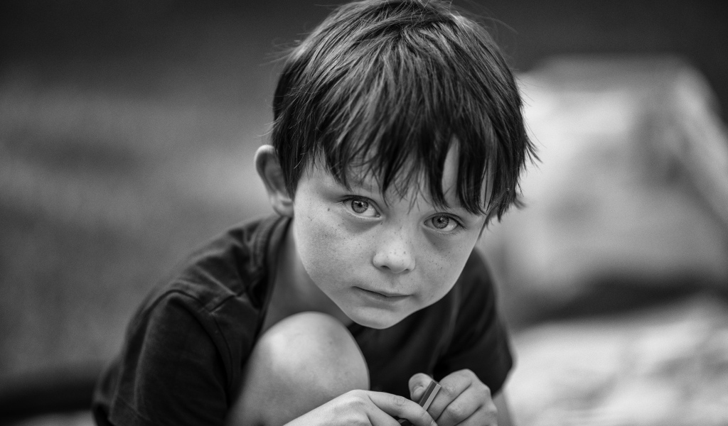 Черное-белое фото маленького мальчика