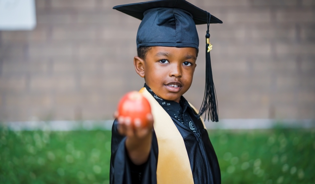 Темнокожий мальчик в костюме ученого