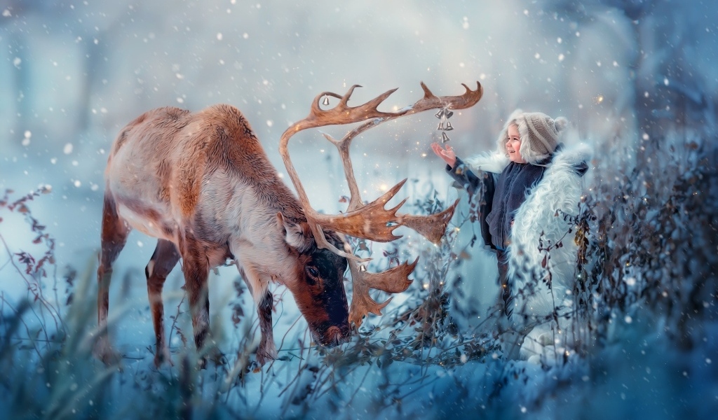 Мальчик с северным оленем играет колокольчиком